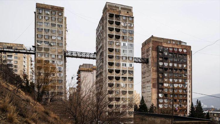 Dzīvojamais komplekss Tbilisi... Autors: Zibenzellis69 Daži urbanizācijas piemēri, kas rada vēlmi pamest pilsētu un apmesties laukos