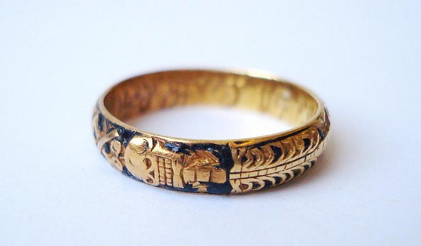 Zelta sēru gredzens ar... Autors: Zibenzellis69 20 pārsteidzoši vēsturiski artefakti, kas ir saglabājušies līdz mūsdienām