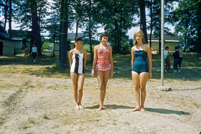 1950 gados ražotie peldkostīmu... Autors: Zibenzellis69 Senlaicīgas fotogrāfijas, kurās redzamas 1950. gadu sievietes peldkostīmos