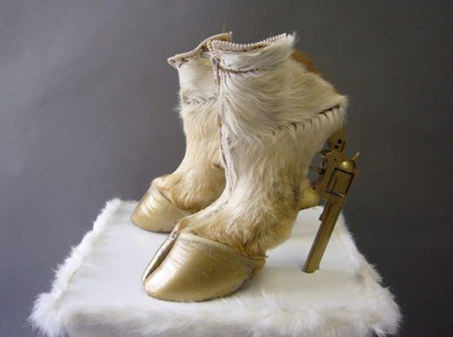 Hoof Shoes Iris Shiferstein Autors: Zibenzellis69 Dīvaini dizaineru apavi, kurus valkāt iespējams nebūtu viegli (15 fotoattēli)