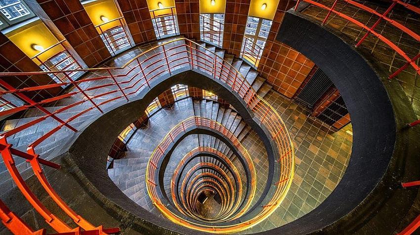 16 foto ar satriecošām spirālveida kāpnēm, no kuru skaistuma sareibtu pat galva