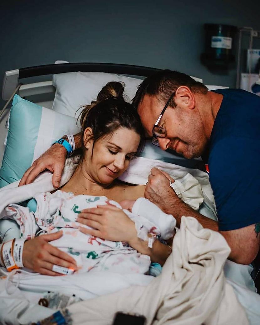 Tagad jūs esat mamma un tētis Autors: Zibenzellis69 14 sirsnīgas foto, kuros tēvi pirmo reizi satiek savus jaundzimušos mazuļus