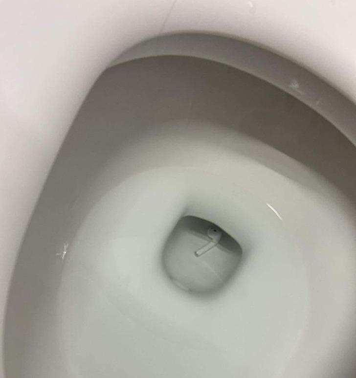 quotDevos izmantot tualeti... Autors: Lestets 17 neveiksmīgas ikdienas situācijas, kas var atgadīties ar ikvienu