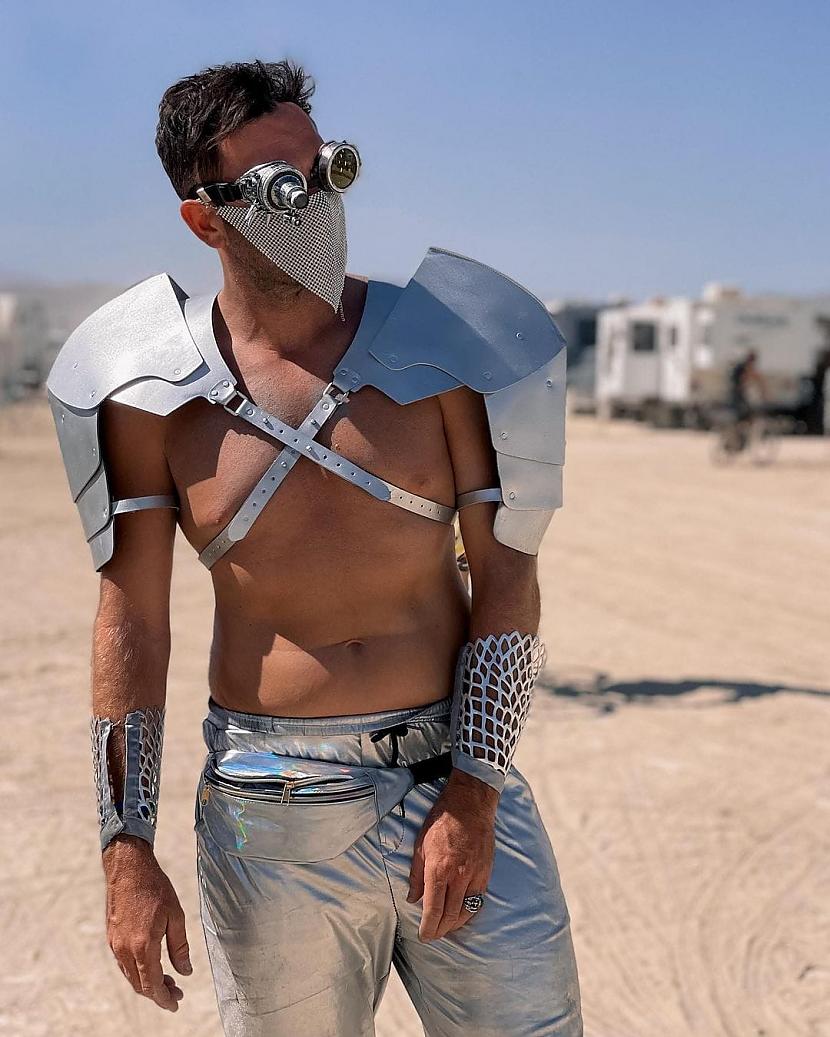 Tuksnescarona bruņinieksLiels... Autors: Zibenzellis69 Burning Man: Īpaši satriecoši tērpi, kas iespējams tevi varētu nedaudz pārsteigt