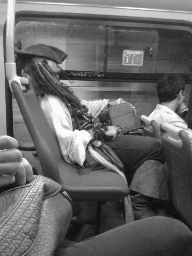 Pēc ruma pudeles Autors: Zibenzellis69 Gadījumi, kad cilvēki metro satikās ar ļoti neparastiem un dīvainiem pasažieriem