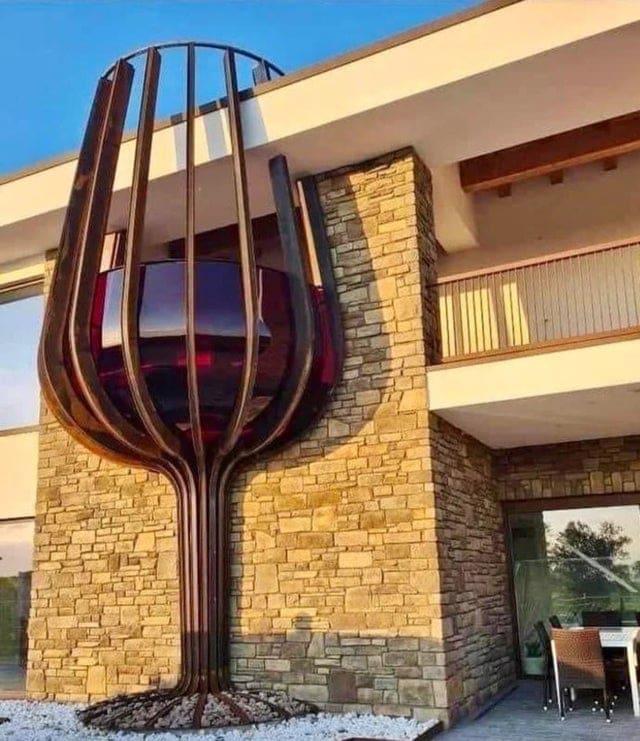 Balkons vīna glāzes formā Autors: Zibenzellis69 18 fantastiski dizaina risinājumi, kuri ir ne tikai skaisti, bet arī praktiski