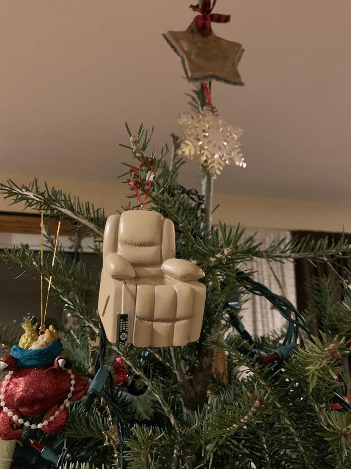 Atzveltnes krēsls un TV... Autors: Zibenzellis69 22 dīvaini eglīšu rotājumi, kas varētu padarīt jūsu Ziemassvētku eglīti unikālu