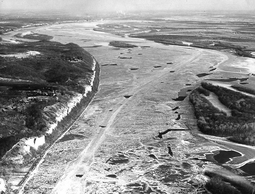 Scaronis nav pirmais... Autors: Zibenzellis69 1936. gadā Misisipi upe aizsala, ļaujot cilvēkiem iet pāri upei uz Ilinoisu