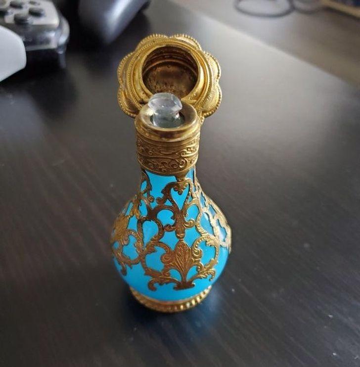 Senlaicīga smaržu pudelīte Autors: Zibenzellis69 18 gadījumi, kad cilvēki atrada neparastus pagātnes priekšmetus un apbrīnoja tos