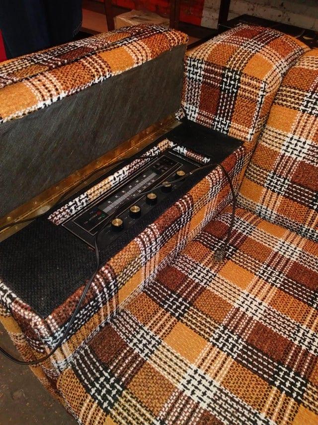 Rūtains dīvāns no 70 gadiem ... Autors: Zibenzellis69 18 gadījumi, kad cilvēki atrada neparastus pagātnes priekšmetus un apbrīnoja tos
