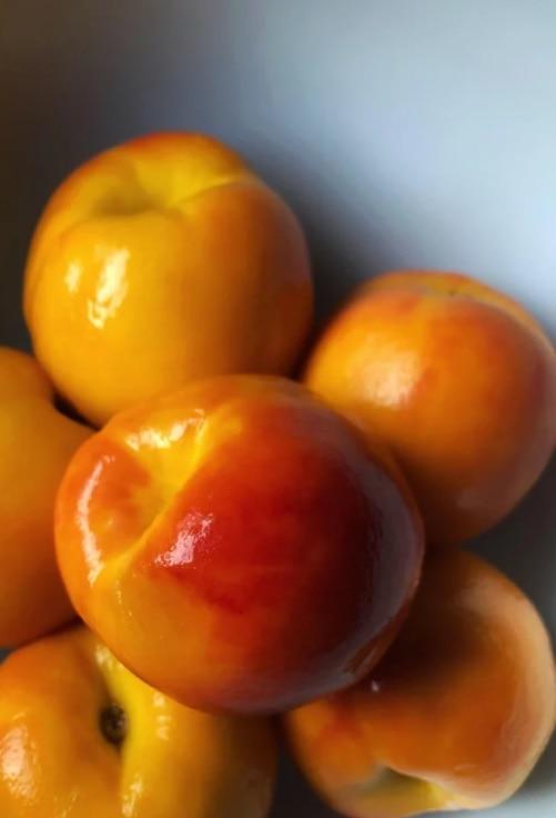 Nomizoti persiki izskatās... Autors: Zibenzellis69 17 augļi, ogas un citi ēdieni, kas bez mizas izskatās ļoti atšķirīgi