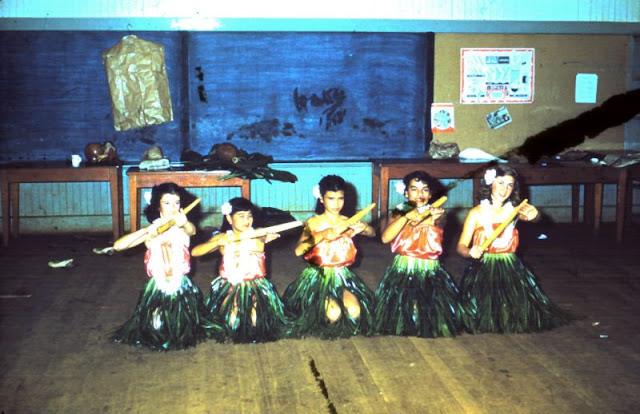  Autors: Zibenzellis69 35 aizraujoši Kodachrome slaidi — Havaju šovi 1950. gados