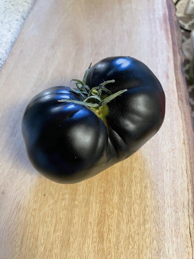 Melnais tomāts var sasniegt... Autors: Zibenzellis69 Dārzeņi un augļi, kas mūs pārsteidz, lai gan domājām, ka zinām par tiem visu