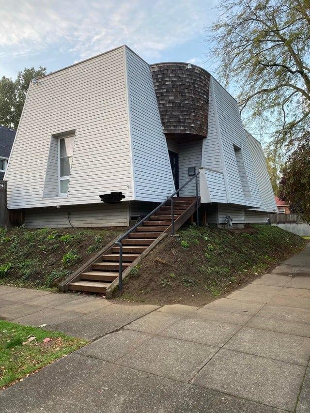 Uz pārējā fona scaronī dīvainā... Autors: Zibenzellis69 Arhitekti izveidoja pārsteidzošas mājas, bet vai tādās kāds vēlēsies dzīvot