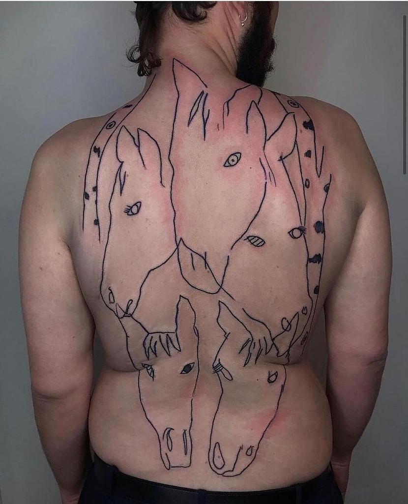 Vai tie ir zirgi Autors: Zibenzellis69 25 neveiksmīgi un smieklīgi tetovējumi, kas rada pārāk daudz jautājumu