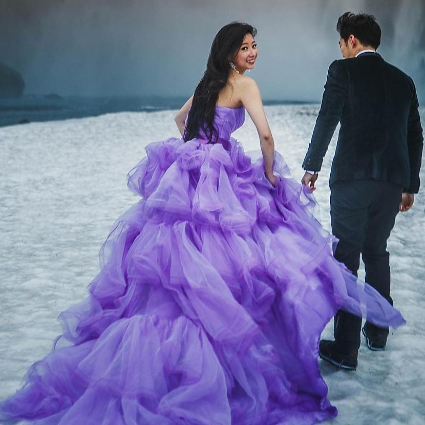Izsmalcināta violeta kleita Autors: Zibenzellis69 Šīs 17 kāzu kleitas kļuvušas par rotu ne tikai līgavām, bet arī pašām kāzām