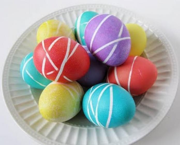 SvītriņasAptiniet olas ar... Autors: Zibenzellis69 Trīs oriģināli veidi olu krāsošanai. Pamēģini likt lietā avīzes