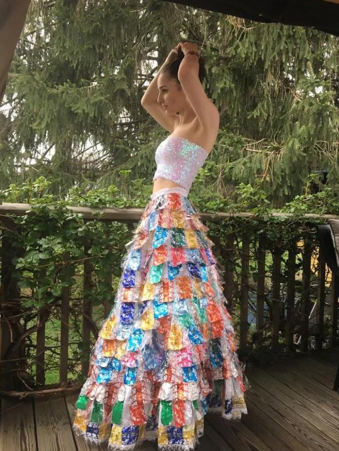 19 neprātīgi foršas izlaiduma kleitas, ko vidusskolas meitenes darināja  pašas - Spoki - bildes 2