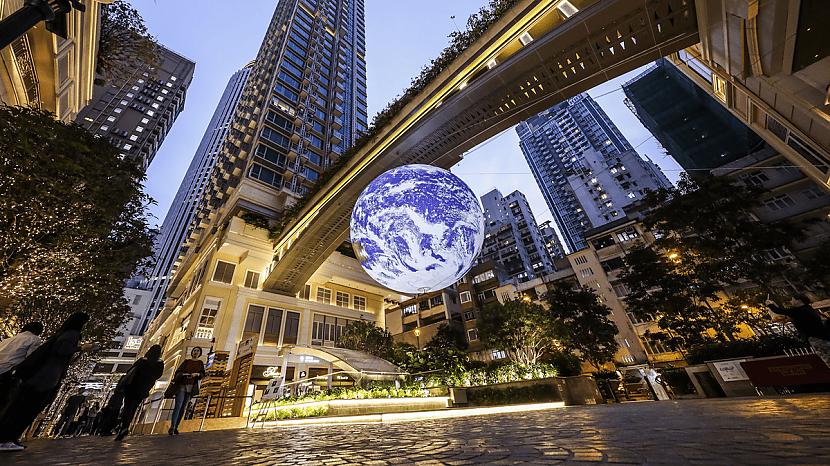 Planēta Zeme Honkongā Autors: Zibenzellis69 Britu mākslinieka  Luke Jerram's instalācijas, kas pārsteigs ar savu vērienu