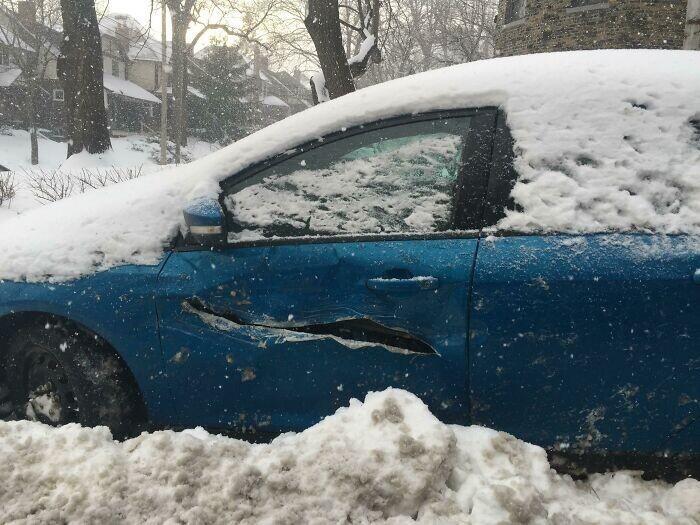 Sniega tīrītājs quotnedaudz... Autors: Zibenzellis69 31 piemērs, kā izskatās slikta diena automašīnas īpašniekam