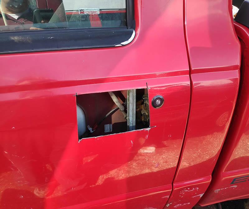 Saimnieks sagrieza durvis lai... Autors: Zibenzellis69 15 cilvēki, kuriem par savu auto ir vienkārši nošļauties: netaupīja savu auto