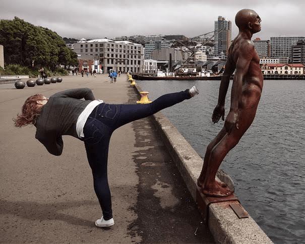 Tas ir nežēlīgi Autors: Zibenzellis69 16 smieklīgi kadri no cilvēkiem, kuri precīzi zina, kā fotografēties ar statujām