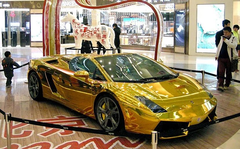 Lamborghini zeltā un platīnā... Autors: Zibenzellis69 Skaisti dzīvot nevar aizliegt: visdārgākās lietas pasaulē, kas izgatavotas zelta