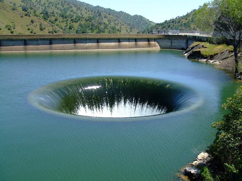 Unikāla ūdens noteka kas... Autors: Zibenzellis69 12 reāli caurumi uz zemes, kas izskatās kā fantastiski vārti uz citām pasaulēm