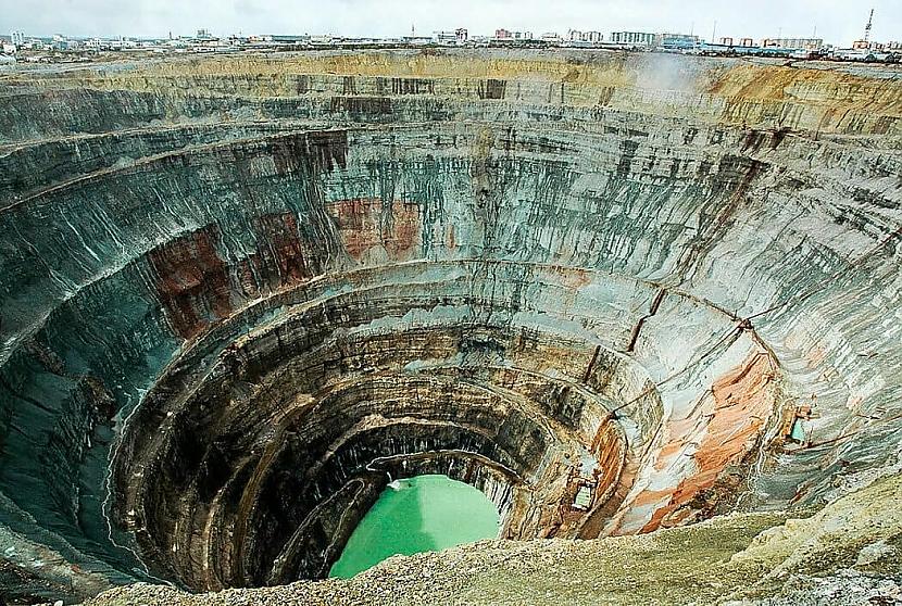 Cauruma dziļums ir 525 metri... Autors: Zibenzellis69 12 reāli caurumi uz zemes, kas izskatās kā fantastiski vārti uz citām pasaulēm