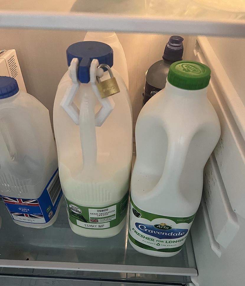 Tas ir izraisījis plascaronas... Autors: Lestets Vīrieša rīcība aizslēgt pienu biroja ledusskapī izraisa domstarpības