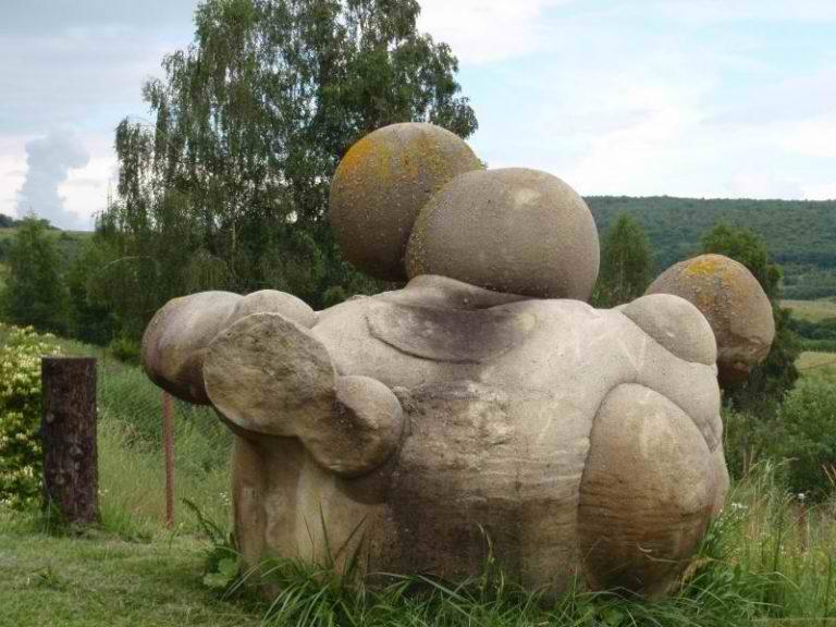 Vietējie iedzīvotāji akmeņus... Autors: Lestets Rumānijas noslēpumainie akmeņi aug un pārvietojas paši
