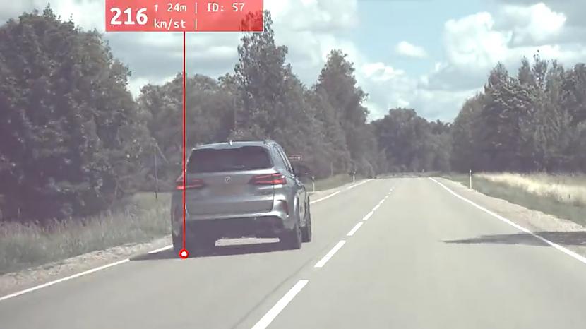 Transportlīdzekļa vadītājs... Autors: matilde VIDEO ⟩ Traks BMW X5 autovadītājs apdzen policijas automašīnu ar ātrumu 216 km/h