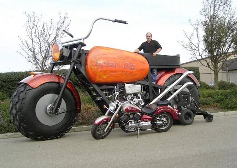 Normāls un milzu motocikls Autors: Zibenzellis69 15 milzīgas lietas, kas varētu dažiem mums  justies pavisam nevērtīgiem