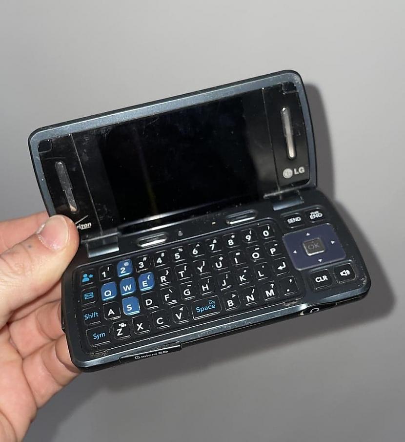 LG EnV 3  izlaiduma gads... Autors: Zibenzellis69 18 dīvaini tālruņi no pagātnes, kas šodien var radīt izbrīnu un nostalģiju