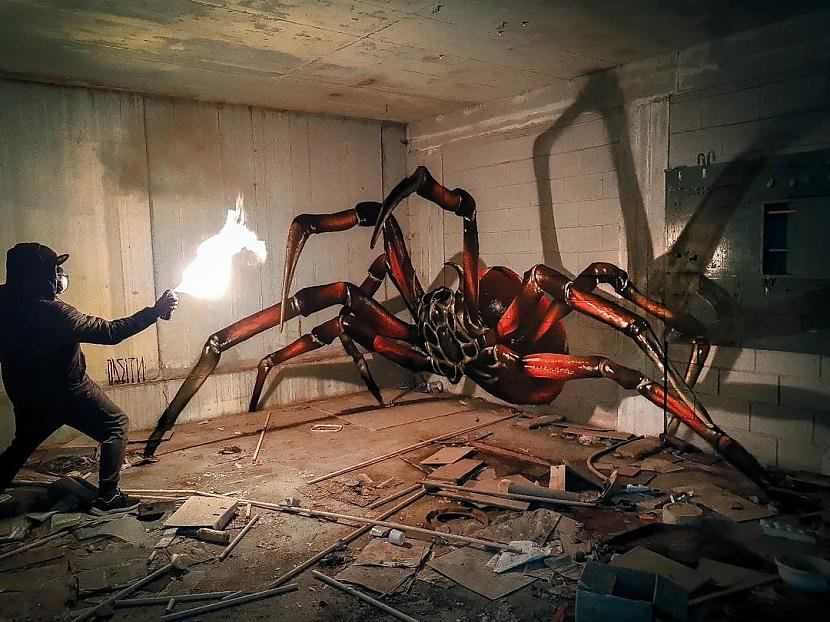Bīstams zirneklis Autors: Zibenzellis69 Portugāļu mākslinieks veido 3D grafiti, kas izskatās tik reālistiski