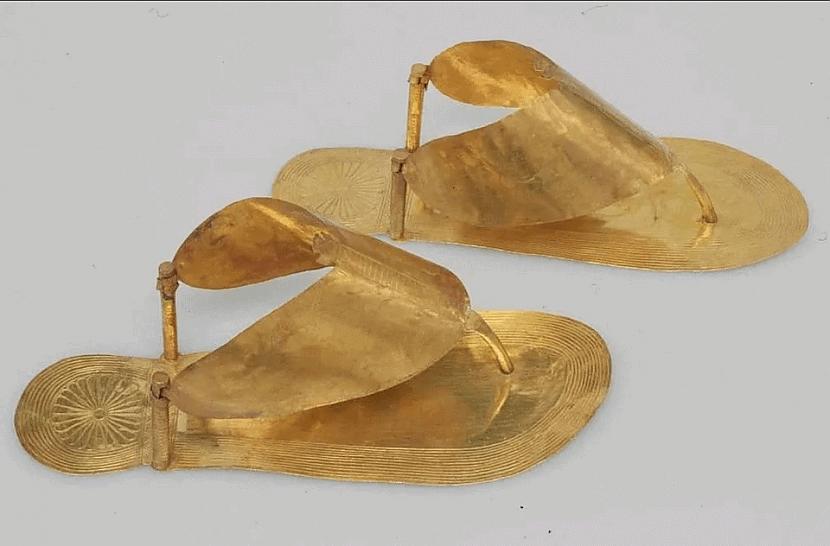 Zelta sandales... Autors: Zibenzellis69 18 dažādu laikmetu rotaslietas, cilvēki visos laikos nežēloja naudu skaistumam
