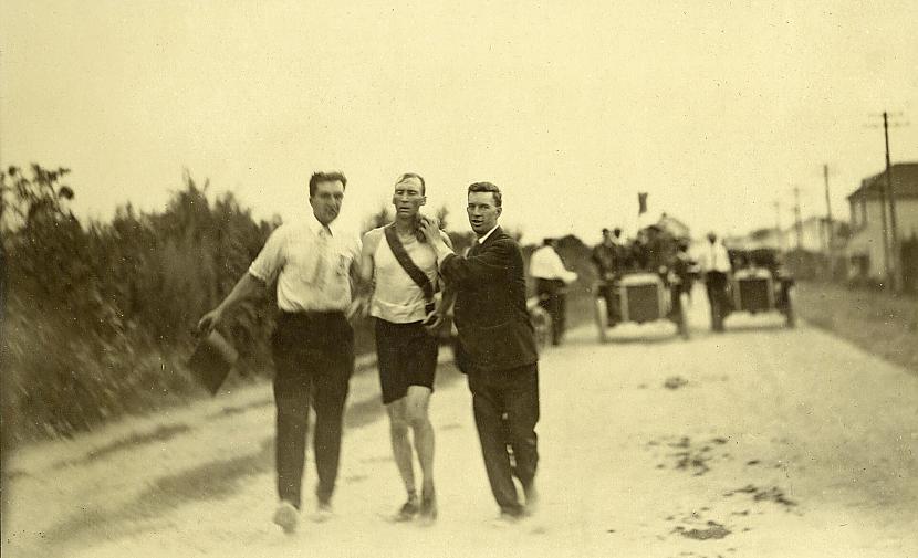 1904gada olimpiskais maratons... Autors: The Diāna Iespējams, lielākā izgāšanās vēsturē - 1904.gada olimpiskais skrējiens vīriešiem