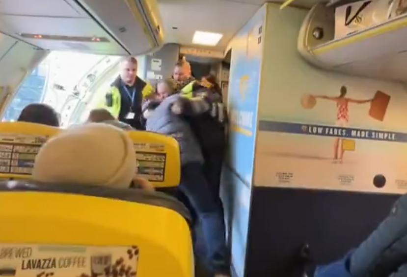 laquoEs naudu esmu samaksājis... Autors: matilde VIDEO ⟩ Iereibis pasažieris tiek izsēdināts no lidmašīnas Rīga-Dublina
