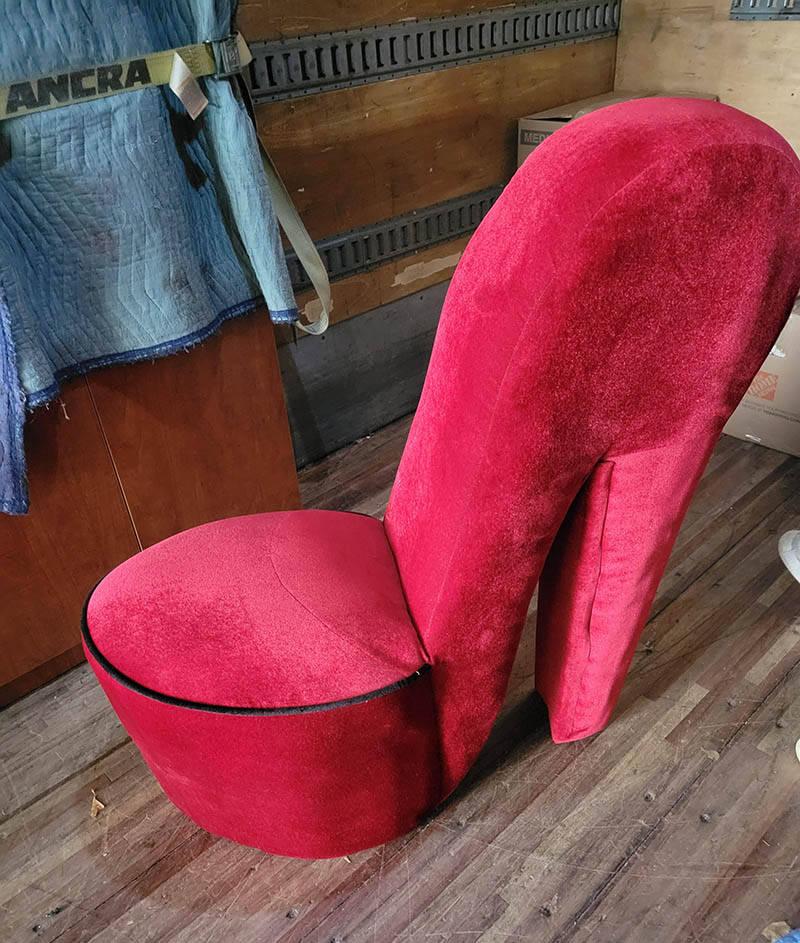 Un scaroneit ir krēsls kurpes... Autors: Zibenzellis69 Tās reizes un gadījumi, kad dizaineri sajauca savu radošumu un iztēli