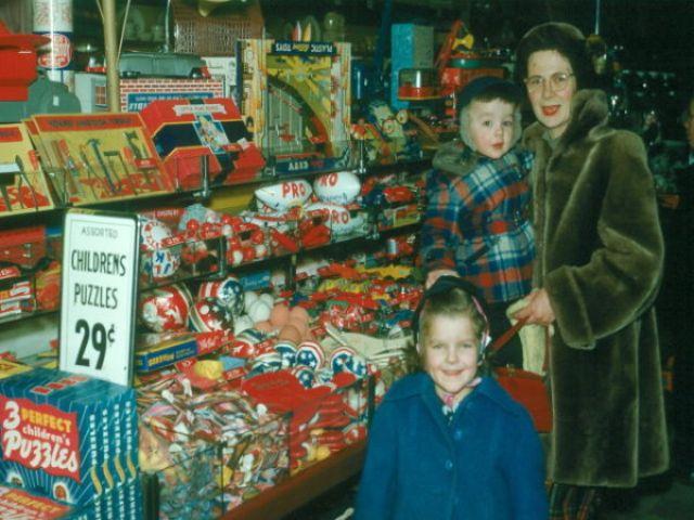 Woolworths universālveikals... Autors: Zibenzellis69 Lielveikalu pirmsākumi un to evolūcija: foto no 1950. gadiem līdz 80. gadiem