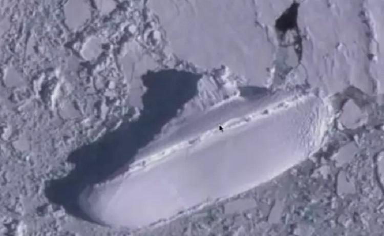 Mēģinot apskatīt minētas... Autors: Lestets VIDEO ⟩ Pie Antarktīdas kāds ir pamanījis vairāk nekā 120 m garu ledus kuģi
