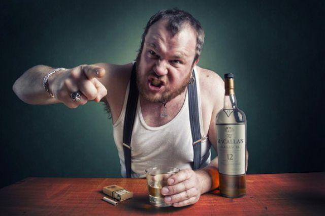 Pie galda dusmīgs alkoholiķis Autors: Zibenzellis69 30 smieklīgas, dīvainas un stulbas lietas, ko dara piedzērušies cilvēki