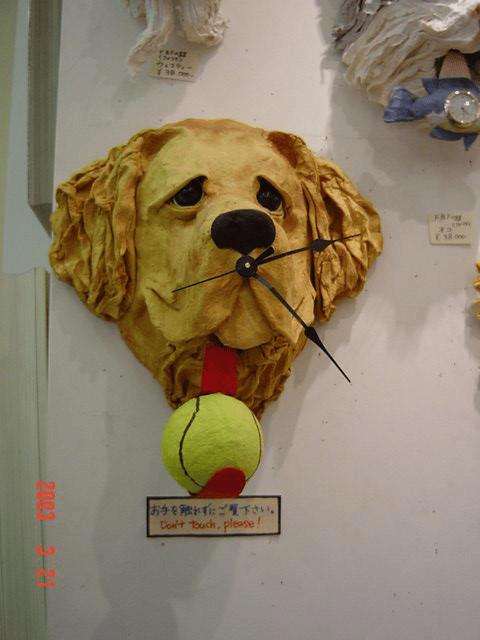 Sienas pulkstenis suņa galvas... Autors: Zibenzellis69 25 “dzīvas” mēbeles un dekori, kuru īpašnieki nekad nejūtas vientuļi