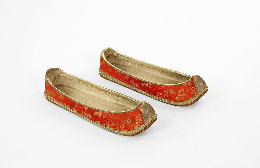 Tradicionāli korejiescaronu... Autors: Zibenzellis69 16 pāri seno apavu, kas acīmredzami nebija radīti ērtai pastaigai