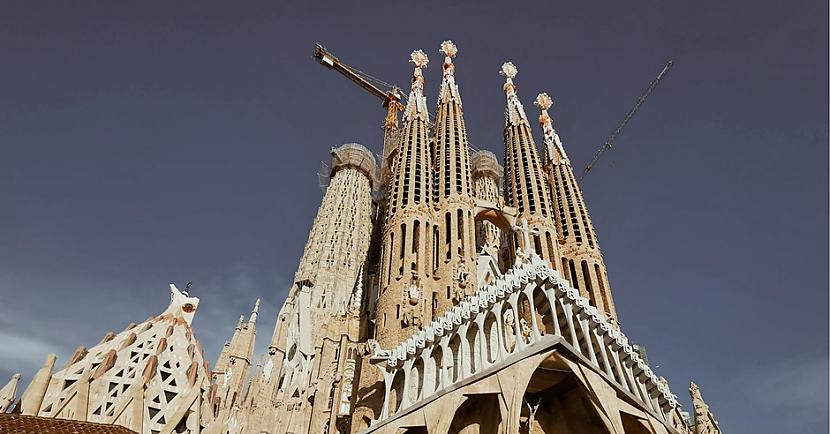 Tā ir slavenā ēka kas tiek... Autors: Lestets Ir zināms pasaulslavenās «La Sagrada Familia» pabeigšanas datums