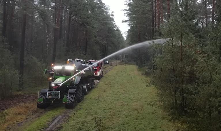 Vēl viena kas man scaronkiet... Autors: Zibenzellis69 Vai pasaulē pirmais ugunsdzēsības traktors?