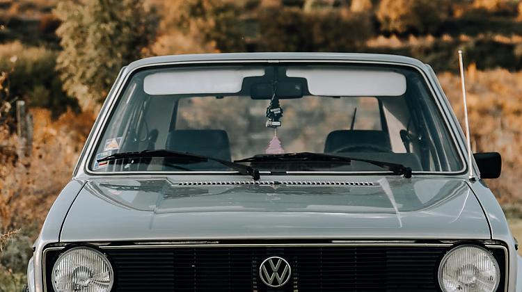 Tests: Vai tu atpazīsti šīs 10 automašīnu markas?